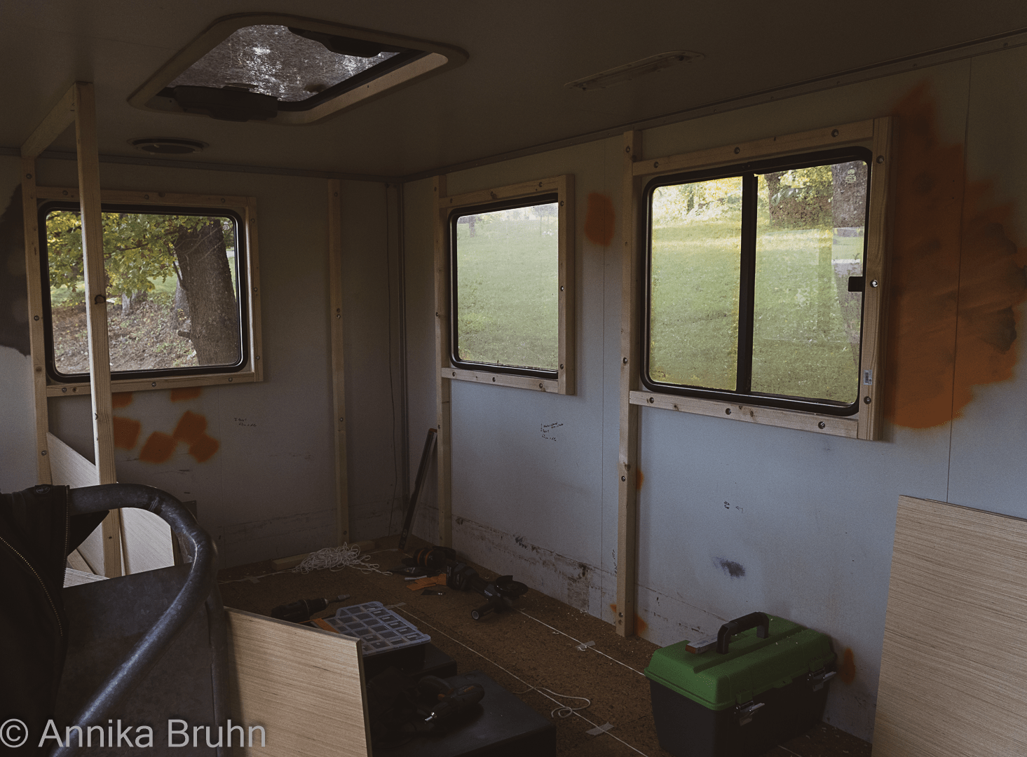 Ein, zwei und drei fertig sind die Fensterrahmen im Schlafbereich!